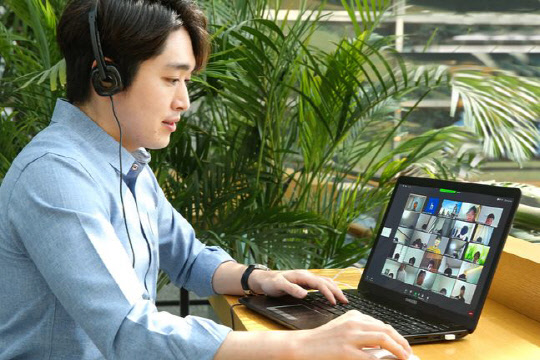 현대제철 직원이 비대면 온라인 교육 시스템 '홈런(Home Learn)'으로 강의를 듣고 있다.<현대제철 제공>
